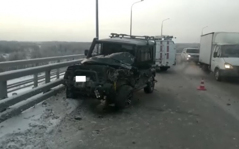 Шесть человек пострадали при столкновении УАЗа и рейсового автобуса на Бору (ВИДЕО)