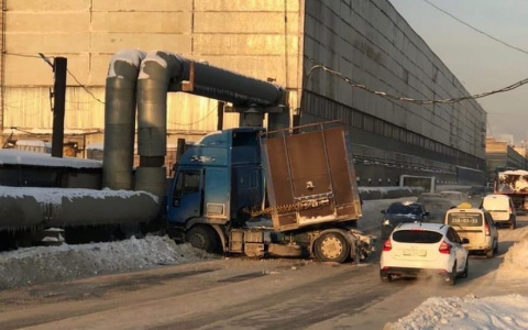 Фура снесла трубопровод в Ленинском районе Нижнего Новгорода
