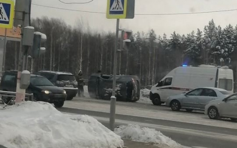Внедорожник не вписался в поворот и опрокинулся на бок в Нижнем Новгороде (ФОТО)