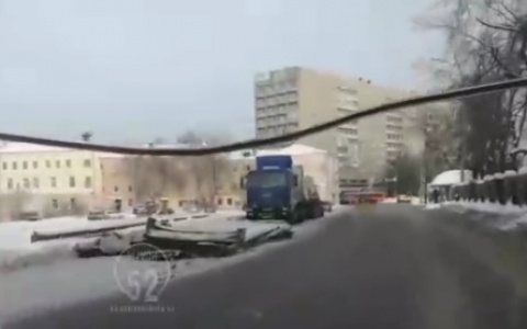 Большегруз снес габаритные ворота около метромоста в Нижнем Новгороде (ВИДЕО)