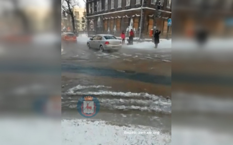 Набережная Федоровского в Нижнем Новгороде утопает в потоке воды (ВИДЕО)
