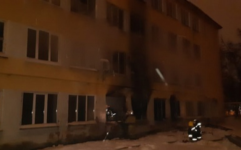 30 человек спасено в ночном пожаре на проспекте Ильича