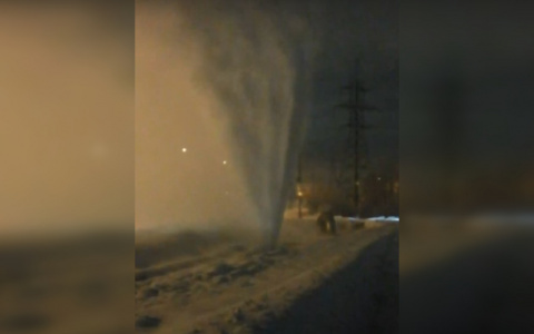 На Бурнаковке в Нижнем Новгороде из-под земли забил фонтан (ВИДЕО)