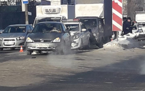 Сотрудники ДПС попали в тройное ДТП в Нижнем Новгороде (ВИДЕО)