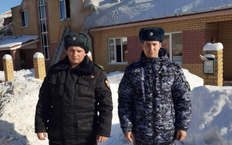 В Нижегородской области росгвардейцы вынесли из горящего дома двух детей