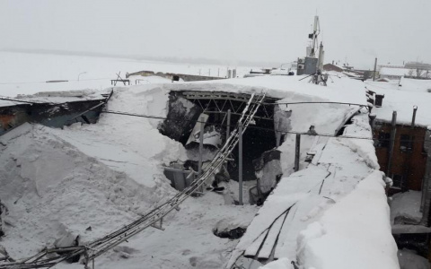 На Нижне-Волжской набережной рухнула крыша у одного из домов