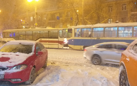 На улице Нартова с рельсов сошел трамвай