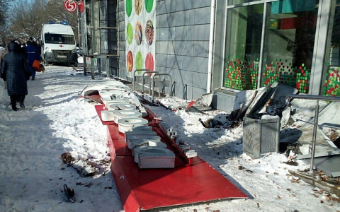 Пенсионерка погибла из-за обрушения вывески магазина в Нижнем Новгороде