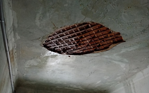 В жилом доме на Рубо в Нижнем Новгороде рушится потолок из-за коммунальной аварии
