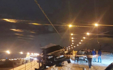 Иномарка повисла на краю Борского моста в ночь на 8 марта