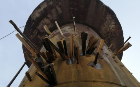 Жители села в Нижегородской области ремонтируют водонапорную башню деревяшками