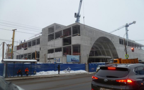 Рабочий сломал спину и ребра, упав на стройке аквапарка в Нижнем Новгороде