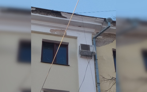 Кусок фасада Алексеевского пассажа рухнул на пешеходную дорожку