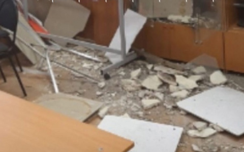 В нижегородской школе во время занятий обрушился потолок в классе
