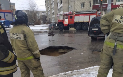 В Дзержинске под внедорожником провалилилась дорога 3 апреля