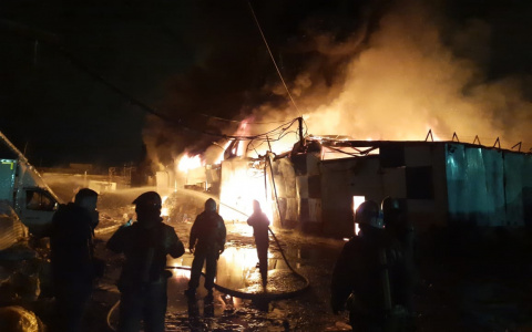 Ночной пожар уничтожил ангары с макулатурой в Нижнем Новгороде