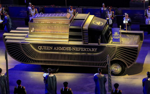 Древние мумии фараонов в Египте транспортировали на нижегородских грузовиках