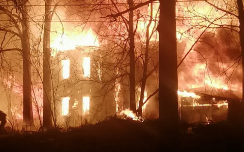 На площади Сенной в Нижнем Новгороде снова горят дерявянные дома