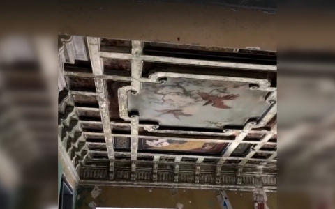 Старинную роспись потолка нашли в одном из домов на улице Рождественской