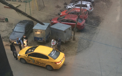 Водитель такси устроил драку с пассажирами из-за испачканного салона