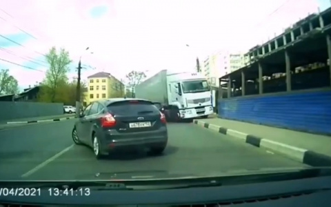 Фура выехала на встречную полосу и задела несколько машин в Нижнем Новгороде