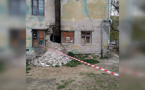 Жильцам общежития в Дзержинске запретили пользоваться туалетом после разрушения стены