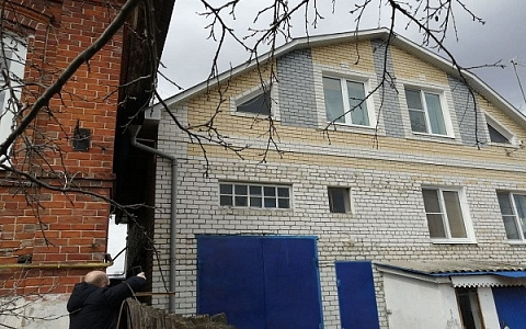 Дом мужчины с ребенком-инвалидом подтопило из-за строительства коттеджа в Богородске