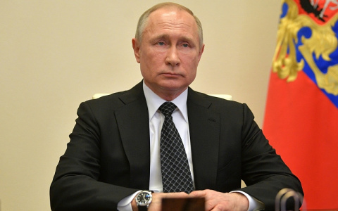 Президент России поручил ужесточить правила владения оружием после стрельбы в Казани