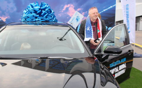 Футболист Дмитрий Булыкин вручил нижегородцу ключи от новой иномарки