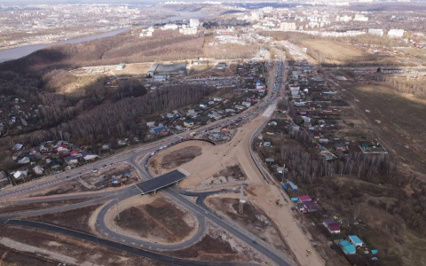 На транспортной развязке в районе Ольгино начали асфальтировать проезжую часть путепровода