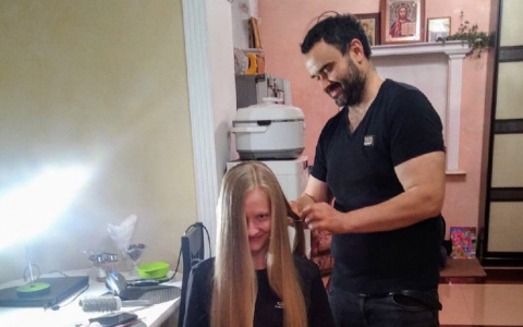 Нижегородка не стриглась 10 лет и случайно продала волосы стилисту «Модного приговора»