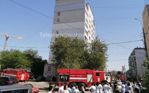 Врачей поликлиники на Рыбакова эвакуировали спасатели МЧС