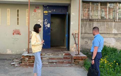 Двухлетняя девочка упала на ржавую арматуру на улице Воровского