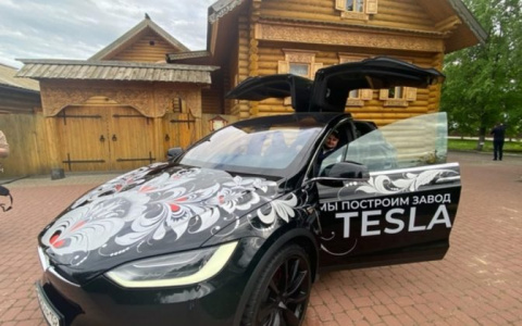 Жители Семенова автомобиль Tesla расписали под хохлому