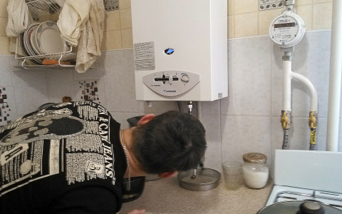 Мать с двумя детьми отравились угарным газом на Бору