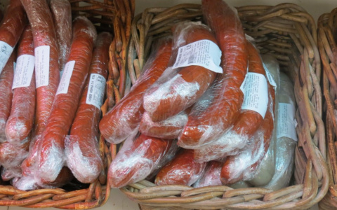 Полукопченную колбасу, способную поразить нервную систему, продавали в Нижегородской области