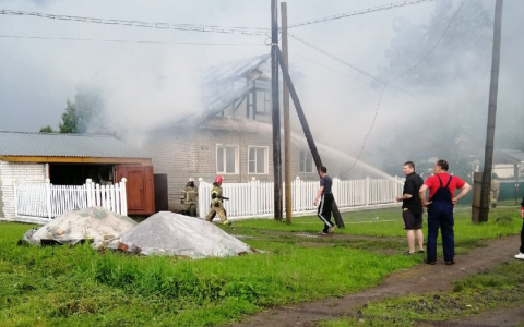 Дом сгорел от удара молнии в Кулебаках