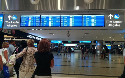 Россия возобновляет авиасообщение с Турцией и еще 8 странами