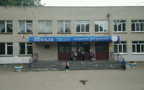 Администрация прокомментировала увольнение директора школы № 24, за которого вступились родители