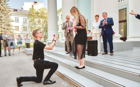 На церемонии вручения дипломов нижегородскую студентку позвали замуж