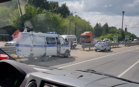 Фура насмерть сбила мать, идущую с детьми в Нижегородской области