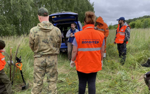 Для поисков тела и вещей Маши Ложкаревой волонтерам пришлось косить траву