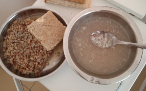 6 шокирующих кадров больничной еды, которой кормят пациентов в Нижнем Новгороде
