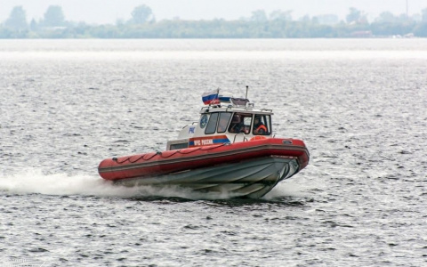 Трое 18-летних нижегородцев оказались на катере МЧС, пытаясь переплыть Волгу