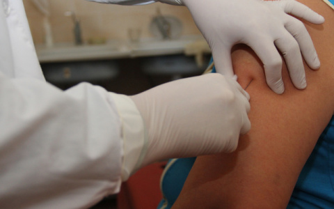 Врач объяснил популярность вакцины "КовиВак"