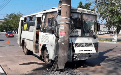 Пассажирский автобус врезался в столб в Нижегородской области