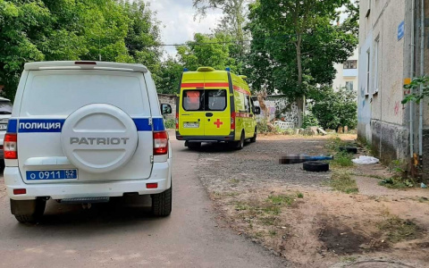 Мужчина погиб, упав с высоты четвертого этажа, в Дзержинске