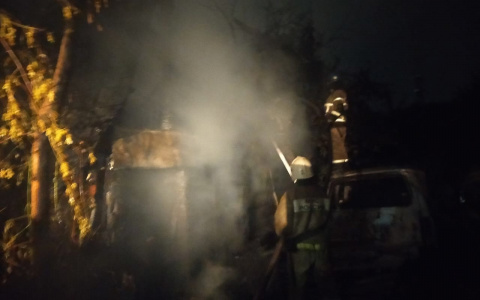 Дом, два автомобиля и здание сгорели в садовом товариществе в Нижнем Новгороде