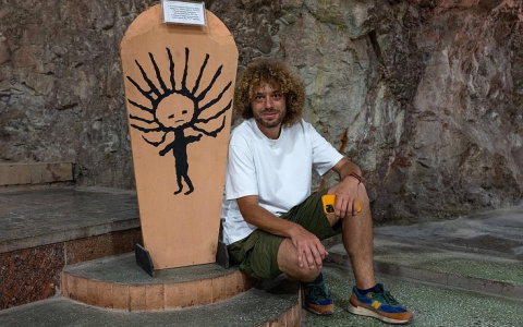 Урбанист Илья Варламов показал скрытое строительство детской площадки в кремле