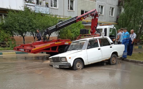 Машина провалилась из-за прорыва водопровода в Нижнем Новгороде